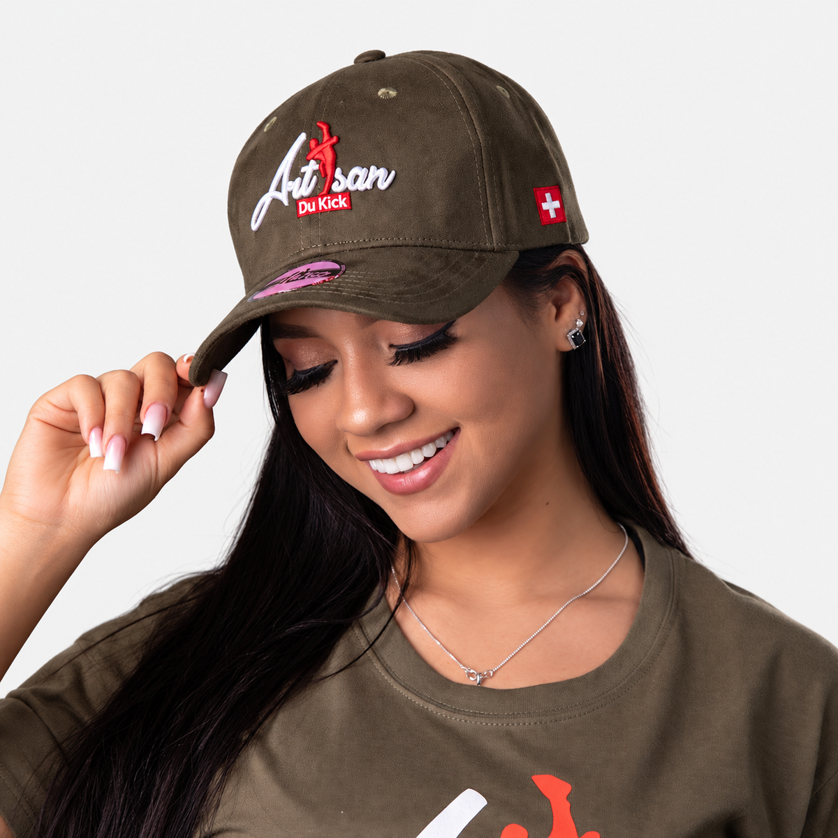 Casquette ADK kaki portée sur fond gris clair — vue principale