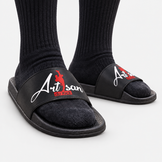 Claquettes ADK – Confort et adhérence — vue principale sur fond gris clair