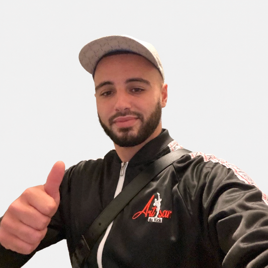 Survêtement ADK premium – Confort et identité forte — vue principale sur fond gris clair